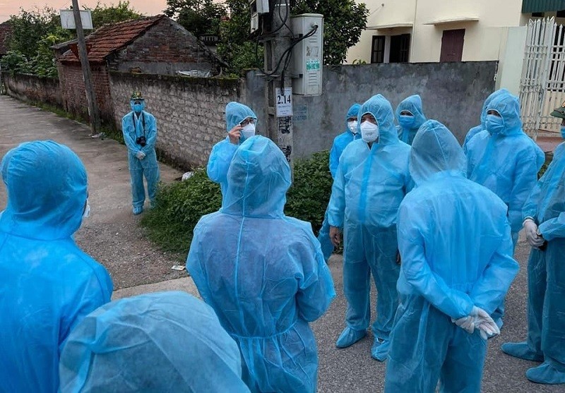 Bộ trưởng Bộ Y tế và đoàn công tác đi kiểm tra, chỉ đạo phòng, chống dịch tại nơi bệnh nhân cư trú: thôn Quan Nhân, xã Nhân Đạo, huyện Lý Nhân, Hà Nam chiều tối 29/4