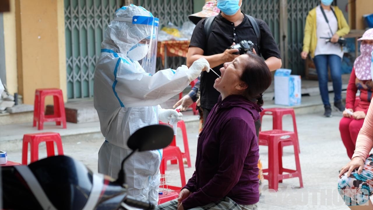 Trung tâm y tế quận Sơn Trà lấy mẫu xét nghiệm cho 300 tiểu thương chợ Phước Mỹ và khoảng 200 người dân khu vực lân cận