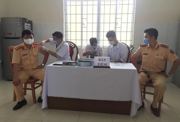 Tiêm vắc xin phòng Covid 19 cho cán bộ, chiến sĩ tại Bệnh xá Công an tỉnh Quảng Trị (Ảnh: Công an Quảng Trị)