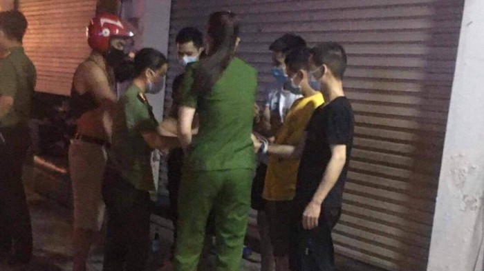 Cảnh sát bắt giữ nhóm người Trung Quốc nhập cảnh trái phép. Ảnh: Đ.X.