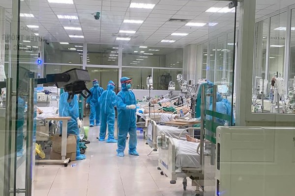 Y bác sĩ tại Bệnh viện Bệnh nhiệt đới Trung ương hồi sức cấp cứu cho các bệnh nhân Covid-19 nặng giữa đêm. Ảnh: Thanh Đặng