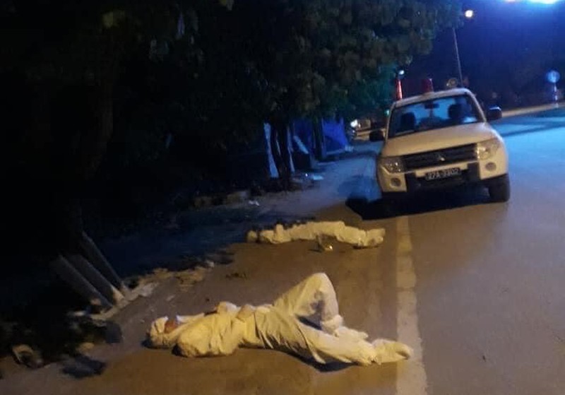 Đây là 2 nhân viên y tế của huyện Nậm Pồ tranh thủ chợp mắt 15 phút do quá kiệt sức trước khi lên đường đi tiếp. Ảnh: H.S