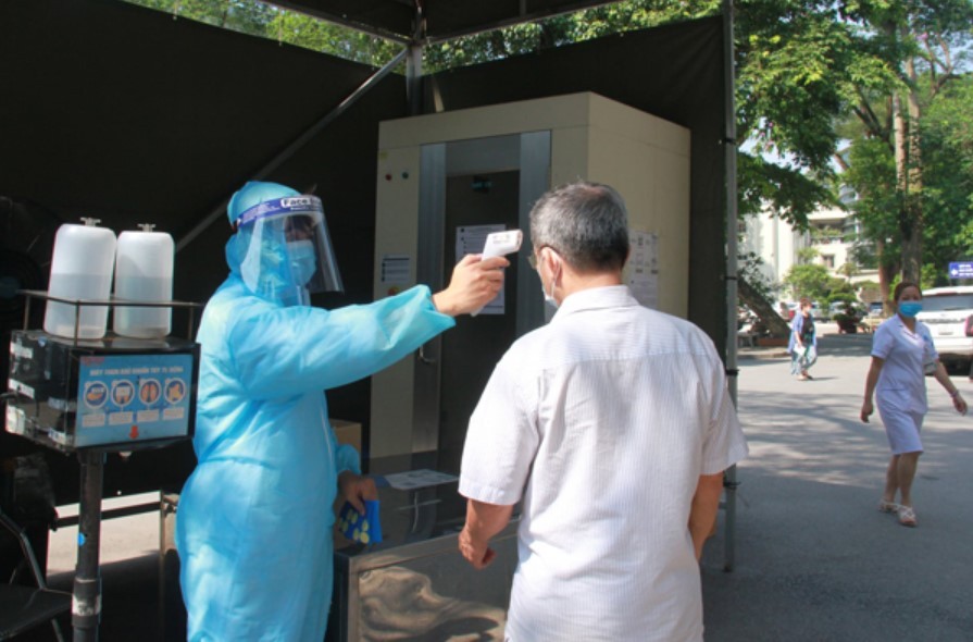 Chốt sàng lọc Covid-19 tại Bệnh viện Hữu Nghị. Ảnh: BVCC