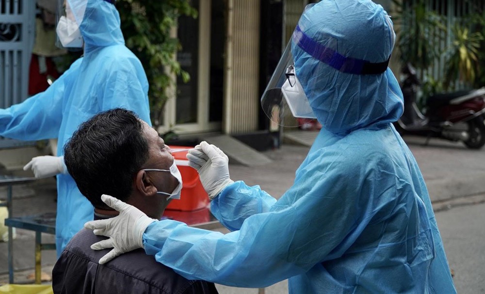 Nhân viên y tế đang lấy mẫu xét nghiệm Covid-19 cho người dân ở phường 4, quận 8. Ảnh: HCDC.