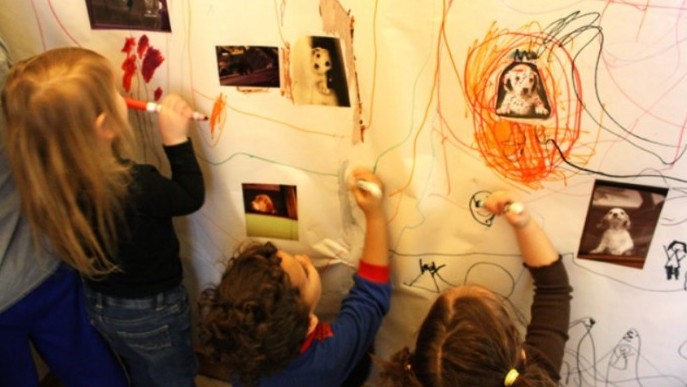 Con cái vẽ bậy lên tường, cha mẹ đừng vội la mắng vì lý do này