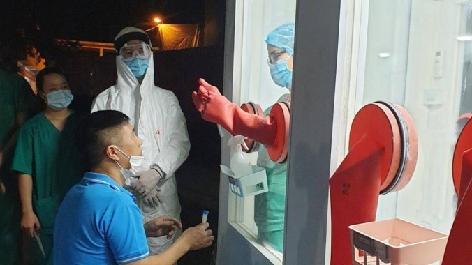 Buồng lấy mẫu xét nghiệm Covid-19 vì sao chưa hiệu quả?