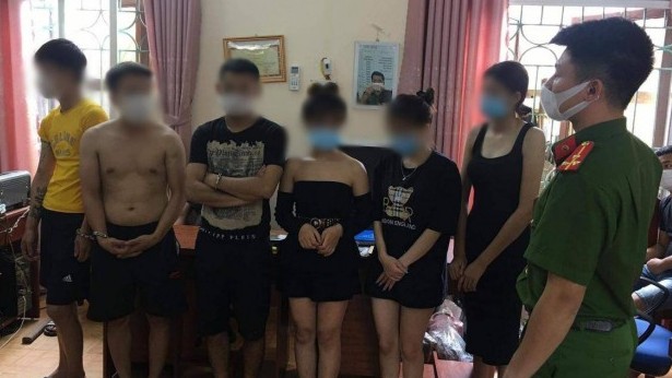 Gần 40 đối tượng nam nữ "bay lắc" trong quán karaoke ở Phú Thọ