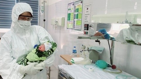 Sản phụ 20 tuổi mắc Covid-19 sinh con khỏe mạnh