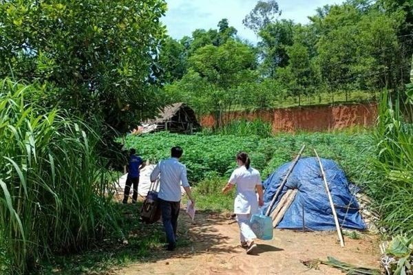 Bệnh nhân ở Thanh Hóa tái dương tính SARS-CoV-2
Lực lượng chức năng ngành y tế Thanh Hóa đang tiếp cận nơi ở của bệnh nhân (Ảnh CDC)