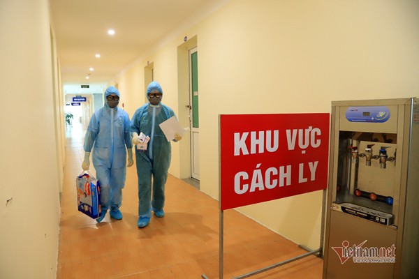 Cán bộ y tế giám sát tại cơ sở cách ly tập trung tại Hà Nội