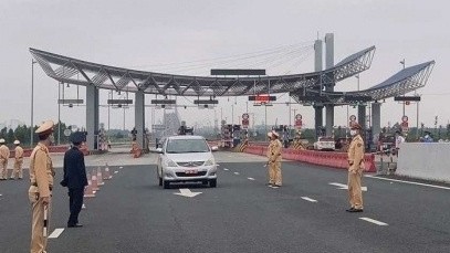 Phạt 15 triệu đồng cả tài xế và người trốn trên thùng xe qua chốt kiểm dịch