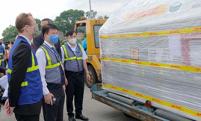 Vietnamese and American officials check a container of Pfizer Covid-19 vaccine that arrived in Hanoi, July 7, 2021. Photo by VnExpress/Tran Minh.