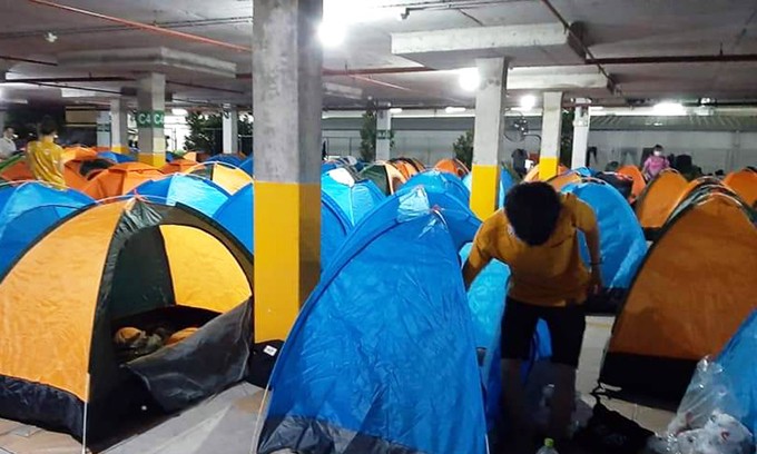 Workers of Nidec Sankyo in HCMC sleep in tents in the parking lot amid the Covid-19 pandemic. Photo by VnExpress/An Phuong.