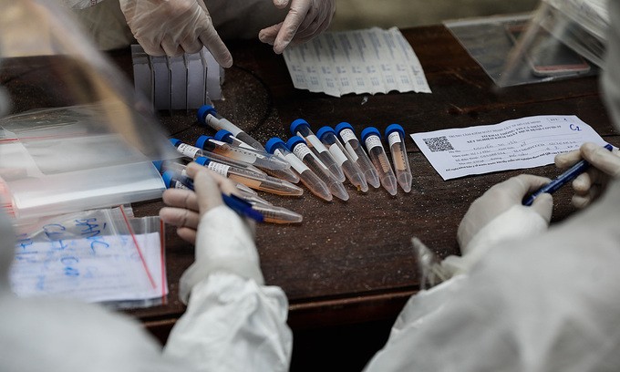 Medical workers handle samples for Covid-19 testing in HCMC's Thu Duc City, July 4, 2021. Photo by VnExpress/Huu Khoa.