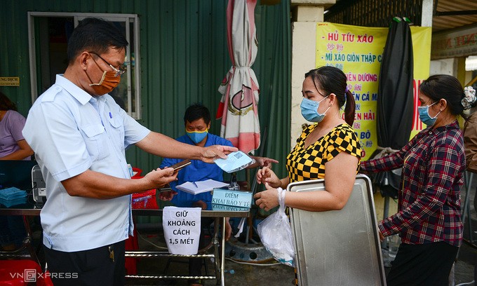 Citizens wait for their turns to shop at a local market in HCMC's District 11, June 2021. Photo by VnExpress/Quynh Tran.