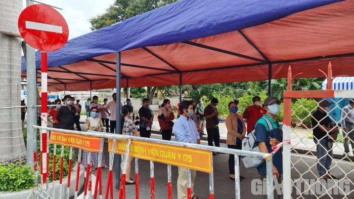 Trong 2 ngày 5 và 6/7, lượng người có nhu cầu xét nghiệm test nhanh tại các bệnh viện tăng đột biến.