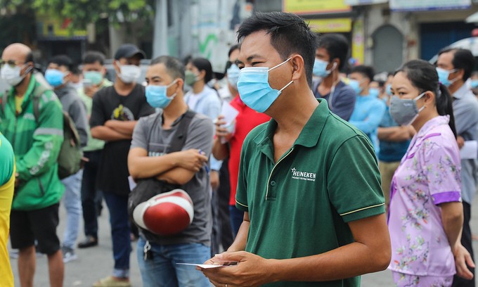 People wait to be tested for Covid-19 in HCMC. Photo by VnExpress/Quynh Tran.