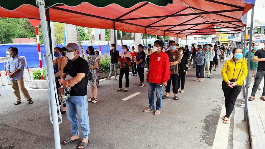 Nhiều người đến Bệnh viện Quân y 175 xếp hàng chờ test nhanh. Ảnh: A.C.
