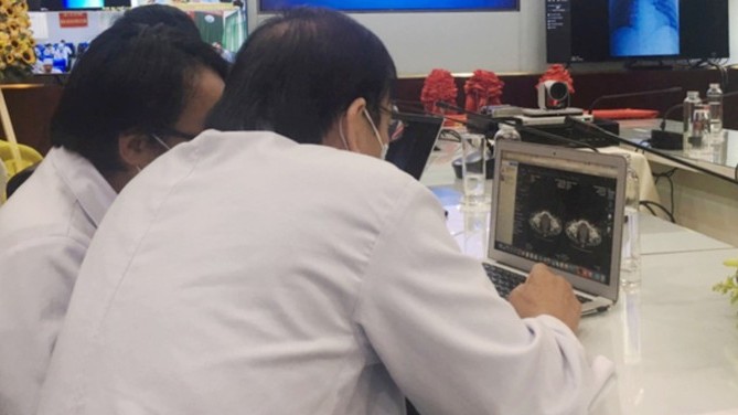 Hàng trăm bác sĩ nhận tư vấn sức khỏe miễn phí qua điện thoại cho người dân TP.HCM