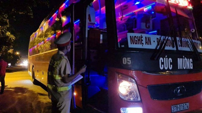 Chốt kiểm tra Covid-19 cầu Phù Đổng, huyện Gia Lâm (Hà Nội) kiểm soát phương tiện các tỉnh vào Hà Nội