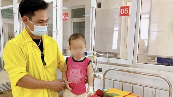 Bé 22 tháng tuổi tím tái, ngừng thở do bị mắc kẹt trong xe ô tô