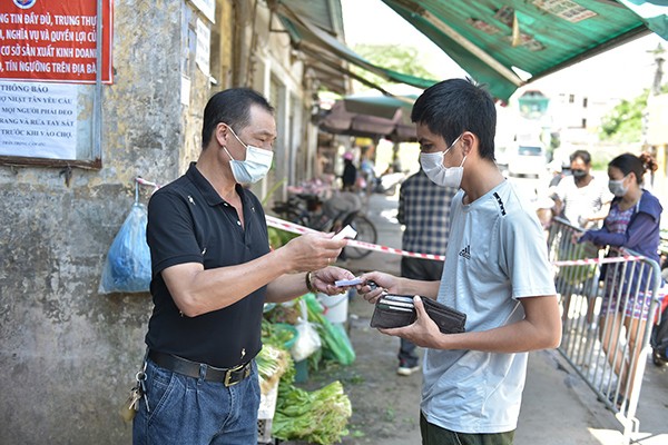 Nhận thẻ đi chợ, d&acirc;n H&agrave; Nội ph&acirc;n c&ocirc;ng, canh giờ mua mớ rau, con c&aacute;