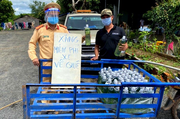 CSGT Gia Lai phát xăng cho người dân trên đường về quê Ảnh: Ngọc Oanh