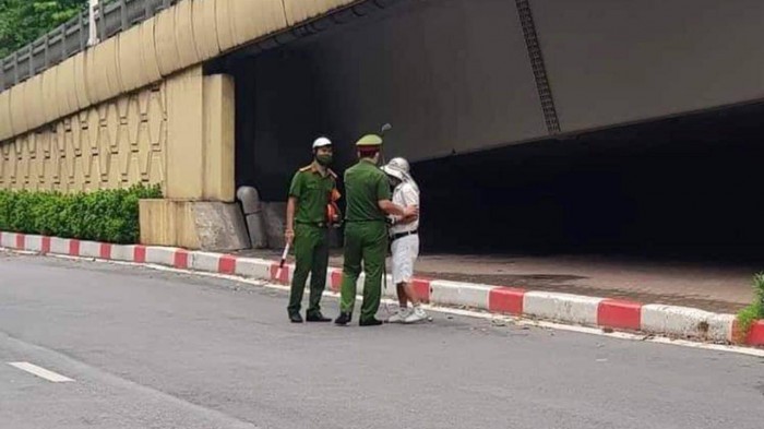 Cảnh sát yêu cầu ông T. về trụ sở lập biên bản xử lý