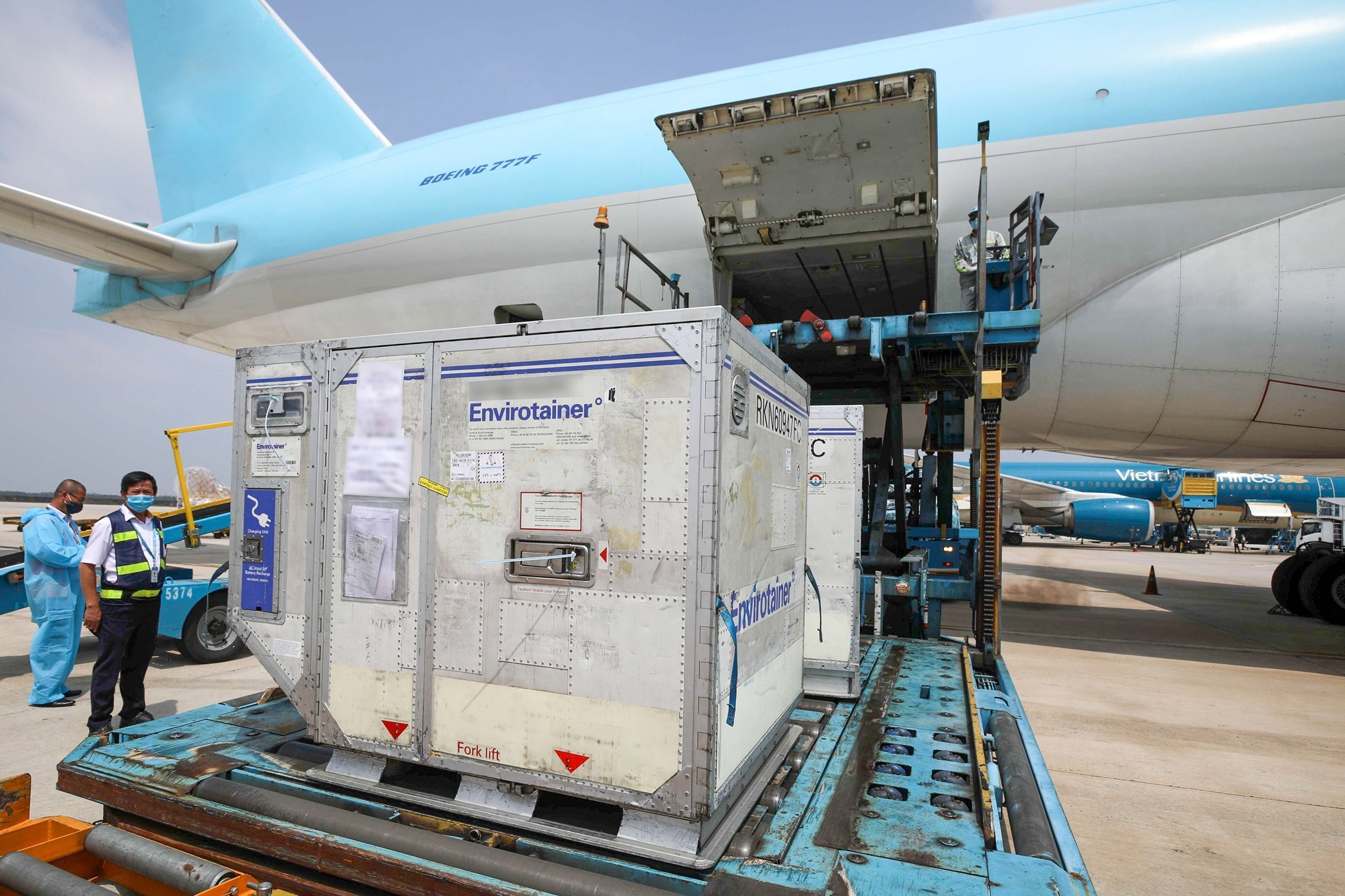 Th&ecirc;m gần 600.000 liều vaccine Covid-19 vừa về đến Việt Nam