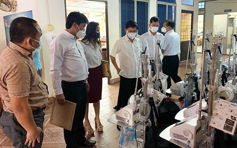 Trao tặng tỉnh Bình Dương 10 máy thở và 10 nghìn kit xét nghiệm