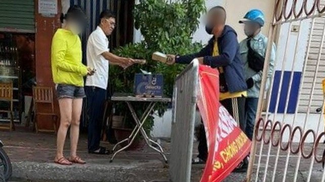 Chủ tịch phường phạt Bí thư phường vì ra đường không đeo khẩu trang