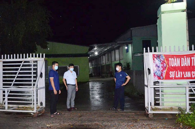 Lực lượng chức năng chốt chặn khu vực sản xuất có F1 liên quan ca bệnh xác định.