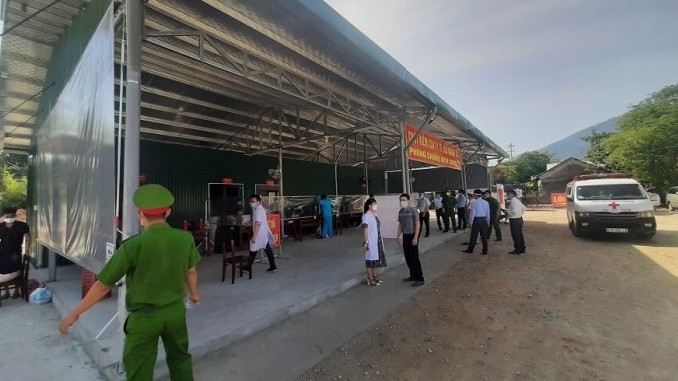 Xe tải lợi dụng “luồng xanh” chở người trái phép