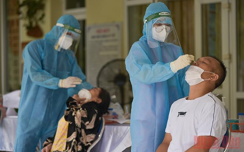 Xét nghiệm Covid-19 cho người dân phường Thanh Xuân Bắc, quận Thanh Xuân. (Ảnh: DUY LINH)