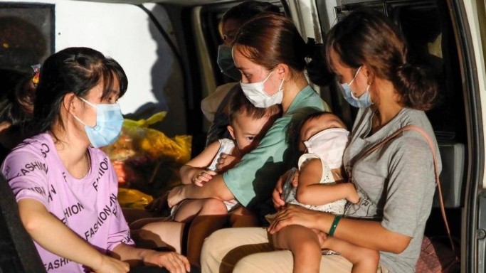 Trẻ nhỏ mắc Covid-19, cha mẹ cần chăm sóc ra sao?