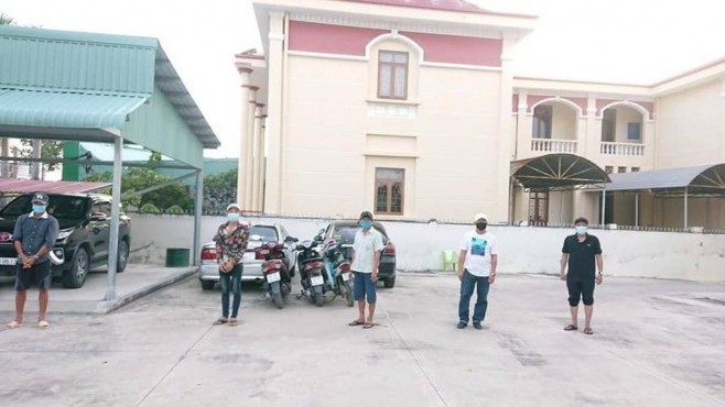 Đánh bạc khi đang giãn cách xã hội, 6 thanh niên bị phạt 105 triệu đồng