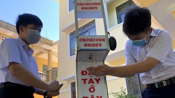 Sáng chế máy rửa tay tự động không tiếp xúc của cô trò Quảng Ngãi