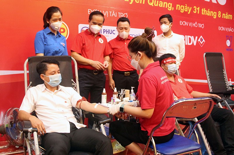 Cán bộ, công chức tỉnh Tuyên Quang tham gia hiến máu tình nguyện.