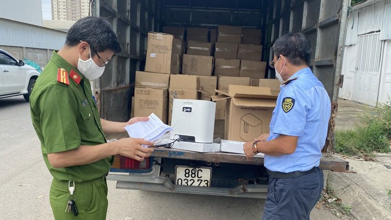 Núp bóng “luồng xanh” chở hàng trăm máy tạo oxy lậu