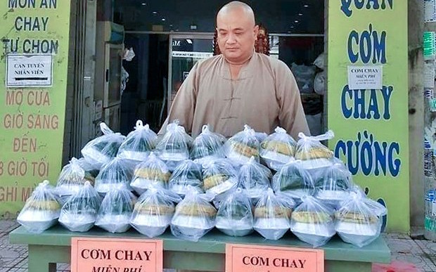 Cụ thể, 18 cá nhân được truy tặng Bằng khen của Thủ tướng Chính phủ gồm:

1. Ông Vũ Quốc Cường, địa chỉ thường trú: số 151A, đường Tôn Thất Đạm, Khu phố 6, phường Bến Nghé, quận 1, TP Hồ Chí Minh.

2. Ông Phan Văn Quang, địa chỉ thường trú: số 170/33, đường Bến Vân Đồn, phường 6, quận 4, TP Hồ Chí Minh.

3. Ông Nguyễn Minh Hải, địa chỉ thường trú: số 671/10, đường Đoàn Văn Bơ, phường 18, quận 4, TP Hồ Chí Minh.

4. Ông Trịnh Huỳnh, địa chỉ thường trú: số 884/21, đường Đoàn Văn Bơ, phường 18, quận 4, TP Hồ Chí Minh.

5. Ông Bùi Văn Lanh, nguyên Phó Chủ tịch Hội Cựu chiến binh phường 6, quận 11, TP Hồ Chí Minh.

6. Ông Lê Văn Út, nguyên cán bộ Hội Chữ thập đỏ Quận 12, TP Hồ Chí Minh.

7. Ông Nguyễn Phú Hiếu, địa chỉ thường trú: số 57/3A Tổ79, Khu phố 7, phường Tân Thới Nhất, quận 12, TP Hồ Chí Minh.

8. Ông Nguyễn Văn Thức, địa chỉ thường trú: số 145/63, đường Lê Đức Thọ, phường 17, quận Gò vấp, TP Hồ Chí Minh.

9. Ông Nguyễn Vũ Huy Hoàng, nguyên Chiến sỹ Dân quân thường trực phường Tân Thành, quận Tân Phú, TP Hồ Chí Minh.

10. Bà Nguyễn Thị Cúc, nguyên Tổ trưởng Tổ dân phố 56, thành viên Tổ Covid cộng đồng phường Phú Thọ Hòa, quận Tân Phú, TP Hồ Chí Minh.

11. Ông Võ Văn Huệ, nguyên Tổ trưởng Tổ dân phố 44, thành viên Tổ Covid cộng đồng phường Phú Thọ Hòa, quận Tân Phú, TP Hồ Chí Minh.

12. Ông Phan Hồng Phong, nguyên Trưởng Khu phố 8, phường Bình Trị Đông B, quận Bình Tân, TP Hồ Chí Minh.

13. Bà Nguyễn Thị Mỹ Lệ, nguyên Chi hội trưởng Chi hội Phụ nữ Khu phố 8, phường Bình Trị Đông A, quận Bình Tân, TP Hồ Chí Minh.

14. Ông Dương Đình Hải, nguyên Bảo vệ dân phố Khu phố 5, phường An Lạc A, quận Bình Tân, TP Hồ Chí Minh.

15. Ông Lâm Văn Hiệp, nguyên Tổ trưởng Tổ dân phố 130, Khu phố 21, phường Bình Hưng Hòa A, quận Bình Tân, TP Hồ Chí Minh.

16. Bà Ngô Thị Thu Tâm, nguyên Tổ phó Tổ dân phố 6, Khu phố 1, phường Bình Hưng Hòa A, quận Bình Tân, TP Hồ Chí Minh.

17. Ông Đinh Chánh Định, nguyên Bảo vệ dân phố Khu phố 5, phường 22, quận Bình Thạnh, TP Hồ Chí Minh.

18. Ông Nguyễn Anh Pháp, nguyên Cộng tác viên trật tự đô thị, Phòng Quản lý đô thị quận Bình Thạnh, TP Hồ Chí Minh.

Cùng ngày, Thủ tướng Chính phủ đã có Tờ trình số 1115/TTr-TTg đề nghị Chủ tịch nước truy tặng Huân chương Lao động Hạng ba cho 2 cá nhân là ông Trịnh Hữu Nhẫn, Bác sỹ (hạng III), nguyên Trưởng trạm Trạm Y tế xã Phước Lộc, Trung tâm Y tế huyện Nhà Bè, Sở Y tế TP Hồ Chí Minh và bà Trần Thị Phương Hằng, nguyên Điều dưỡng (hạng IV), Khoa Hồi sức tích cực, Bệnh viện nhân dân Gia Định, Sở Y tế TP Hồ Chí Minh, vì đã có thành tích xuất sắc trong công tác phòng, chống dịch Covid-19 trên địa bàn TP Hồ Chí Minh.