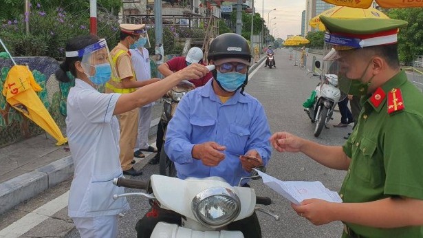 Hà Nội: Dòng người ùn ùn đổ vào "vùng đỏ", đa số chưa có giấy đi đường mới