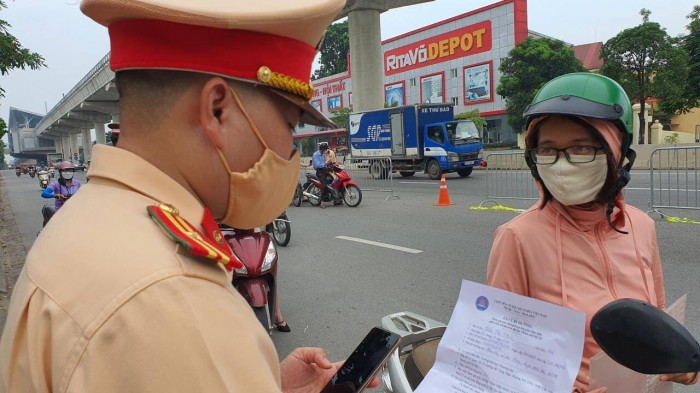 Giao th&ocirc;ng v&agrave;o "v&ugrave;ng đỏ" tho&aacute;t &ugrave;n ứ, nhiều người đ&atilde; c&oacute; giấy đi đường mới