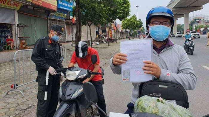 Giao th&ocirc;ng v&agrave;o "v&ugrave;ng đỏ" tho&aacute;t &ugrave;n ứ, nhiều người đ&atilde; c&oacute; giấy đi đường mới
