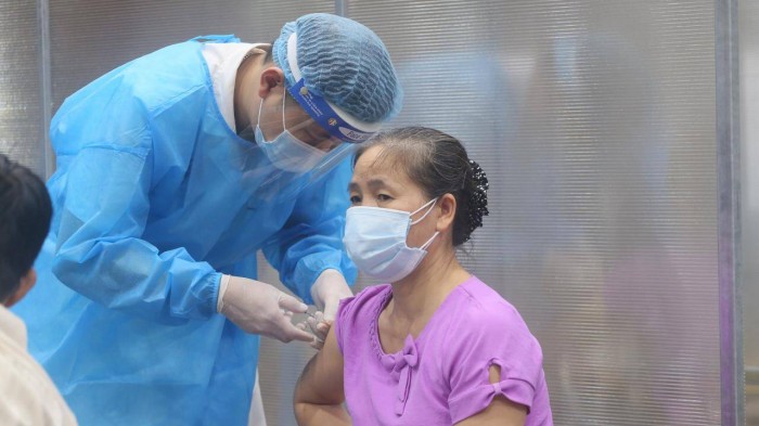 Sở Y tế Hà Nội phân bổ gần 1 triệu liều vaccine vừa nhận được từ Bộ Y tế cho các quận, huyện