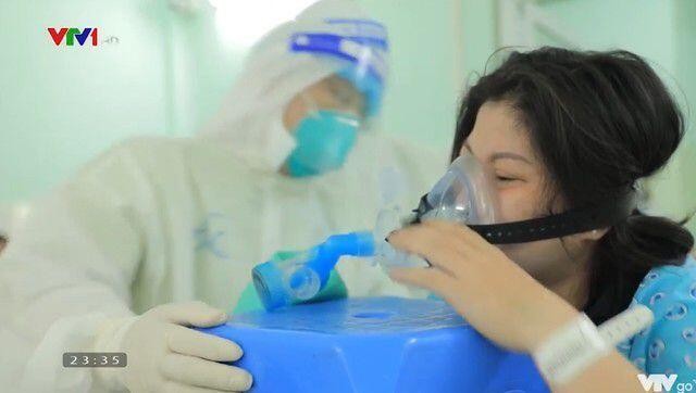 Theo lời kể của đạo diễn Tạ Quỳnh Tư, các bác sĩ kiên trì, động viên bệnh nhân như chính người thân của họ. Ảnh: Chụp màn hình