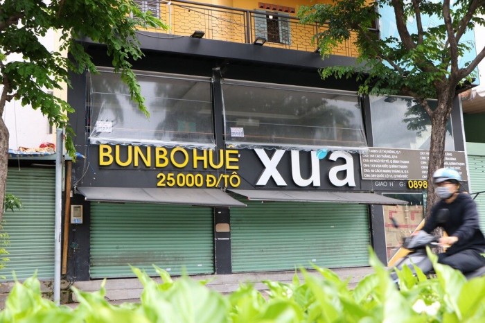 Ng&agrave;y đầu TP.HCM cho ph&eacute;p b&aacute;n h&agrave;ng mang đi, nhiều cửa h&agrave;ng vẫn đ&oacute;ng cửa