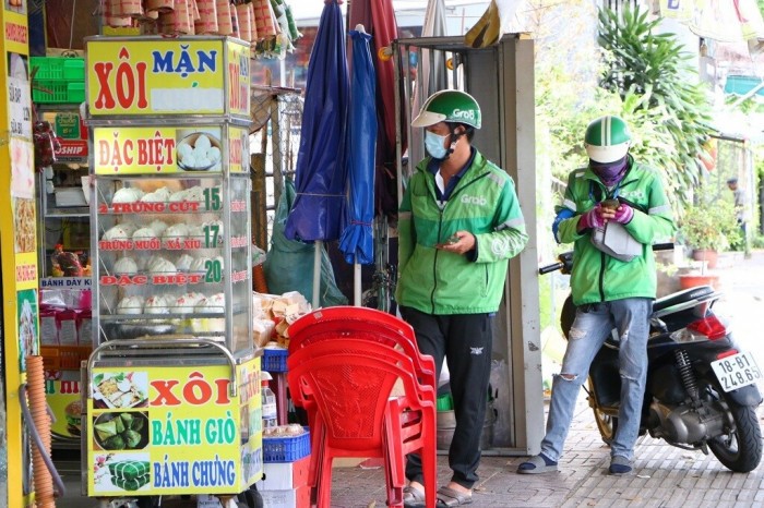 Ng&agrave;y đầu TP.HCM cho ph&eacute;p b&aacute;n h&agrave;ng mang đi, nhiều cửa h&agrave;ng vẫn đ&oacute;ng cửa