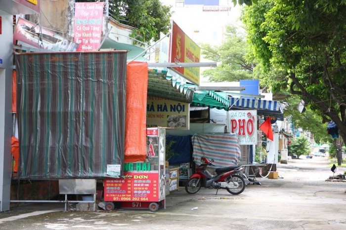 Ng&agrave;y đầu TP.HCM cho ph&eacute;p b&aacute;n h&agrave;ng mang đi, nhiều cửa h&agrave;ng vẫn đ&oacute;ng cửa
