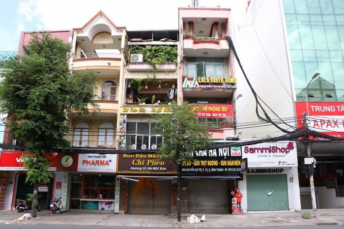 Ng&agrave;y đầu TP.HCM cho ph&eacute;p b&aacute;n h&agrave;ng mang đi, nhiều cửa h&agrave;ng vẫn đ&oacute;ng cửa