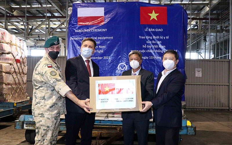 Trao tượng trưng thiết bị, vật tư y tế do Chính phủ Ba Lan tặng Việt Nam. Ảnh: TTXVN